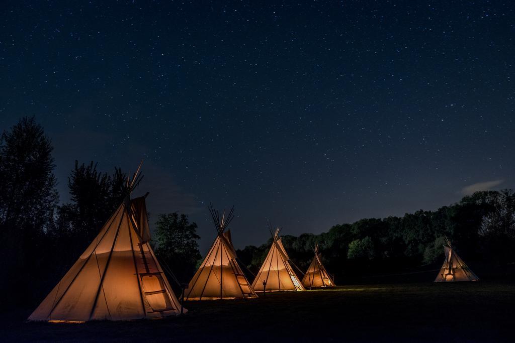 Les Tipis Du Bonheur De Vivre Hotel Brulon ภายนอก รูปภาพ