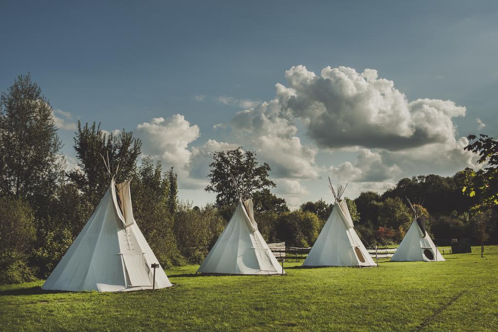 Les Tipis Du Bonheur De Vivre Hotel Brulon ภายนอก รูปภาพ
