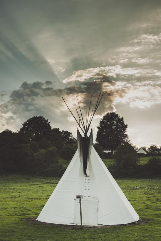 Les Tipis Du Bonheur De Vivre Hotel Brulon ภายนอก รูปภาพ