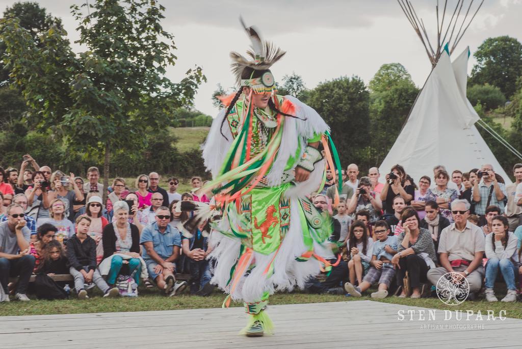 Les Tipis Du Bonheur De Vivre Hotel Brulon ภายนอก รูปภาพ