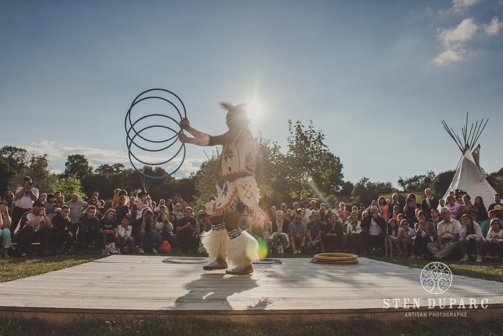 Les Tipis Du Bonheur De Vivre Hotel Brulon ภายนอก รูปภาพ