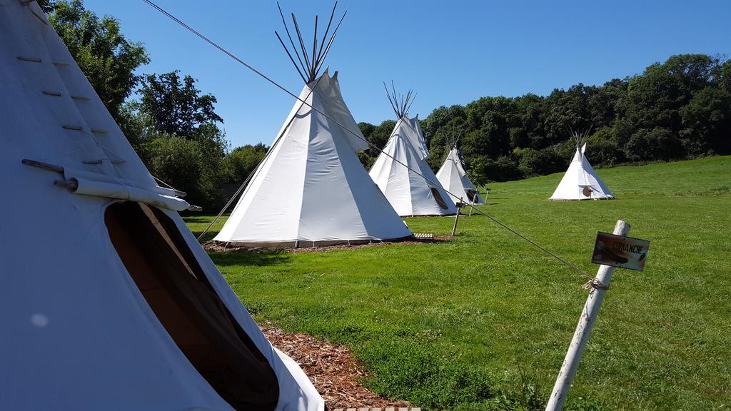 Les Tipis Du Bonheur De Vivre Hotel Brulon ภายนอก รูปภาพ