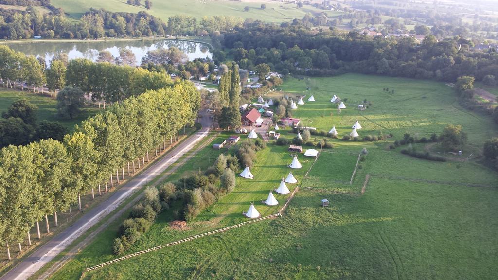 Les Tipis Du Bonheur De Vivre Hotel Brulon ภายนอก รูปภาพ
