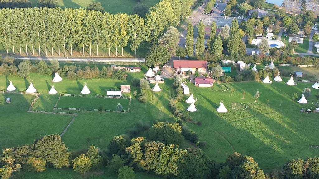 Les Tipis Du Bonheur De Vivre Hotel Brulon ภายนอก รูปภาพ